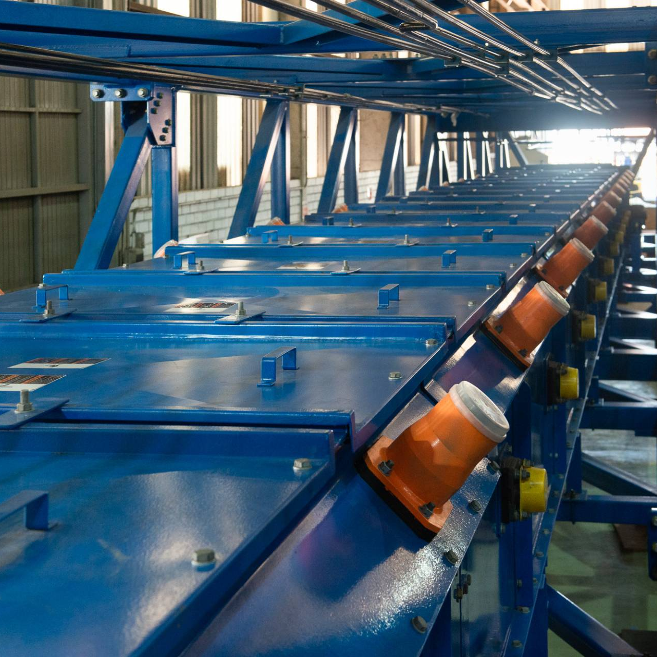 Fábrica moderna com esteira transportadora em ambiente industrial
