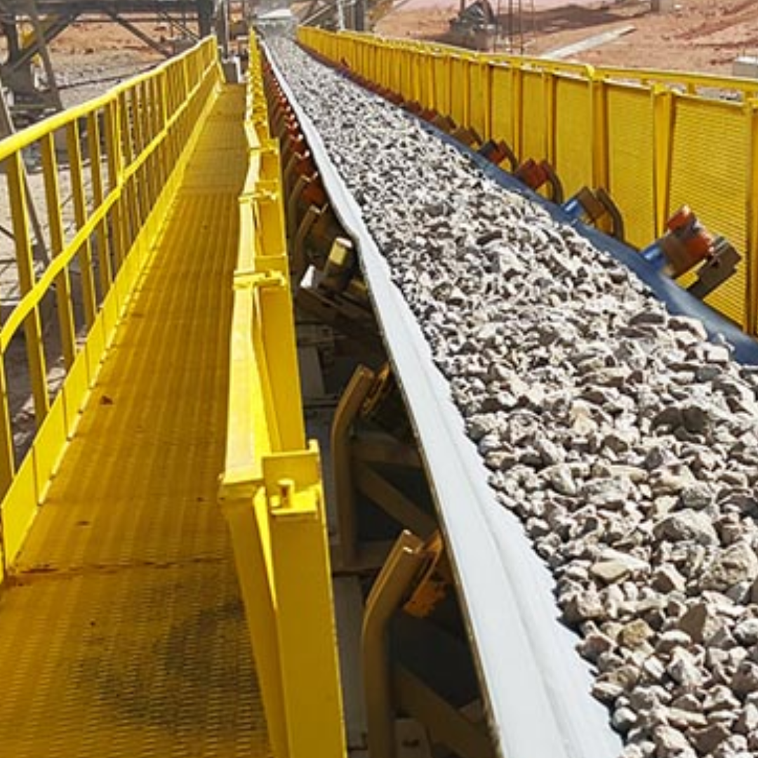Linha de esteiras modernas em ambiente industrial limpo