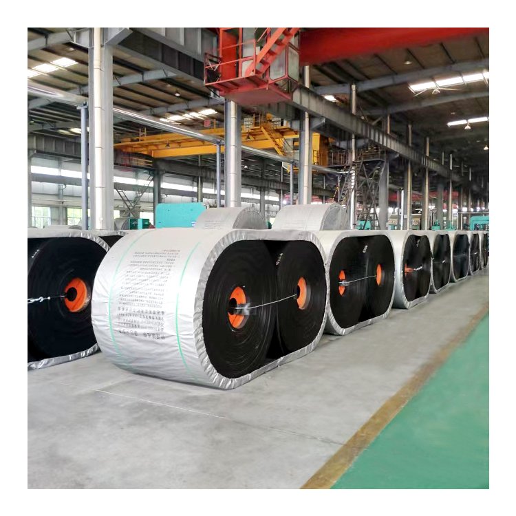 Detalhe de transportador de correia com roletes e cobertura de borracha em ambiente industrial; close da estrutura e alinhamento.