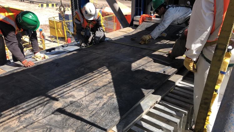 Linha de correia transportadora em operação. Headline: Desgaste irregular em correia transportadora. Subheadline: como diagnosticar e corrigir. Ambiente industrial com roletes, polias e material a granel.