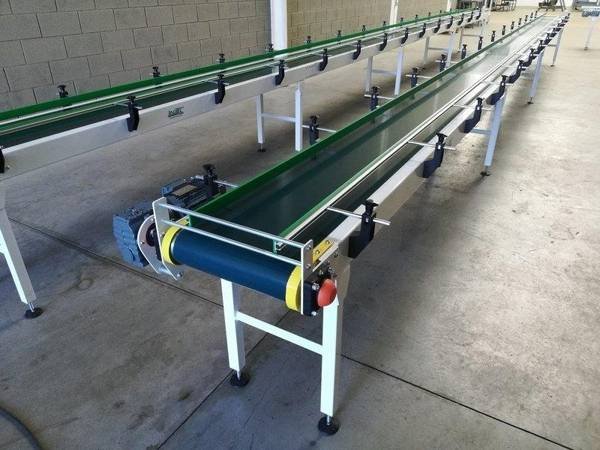 Close da borda de uma correia com desgaste irregular em correia transportadora. Textura da borracha com marcas assimétricas.